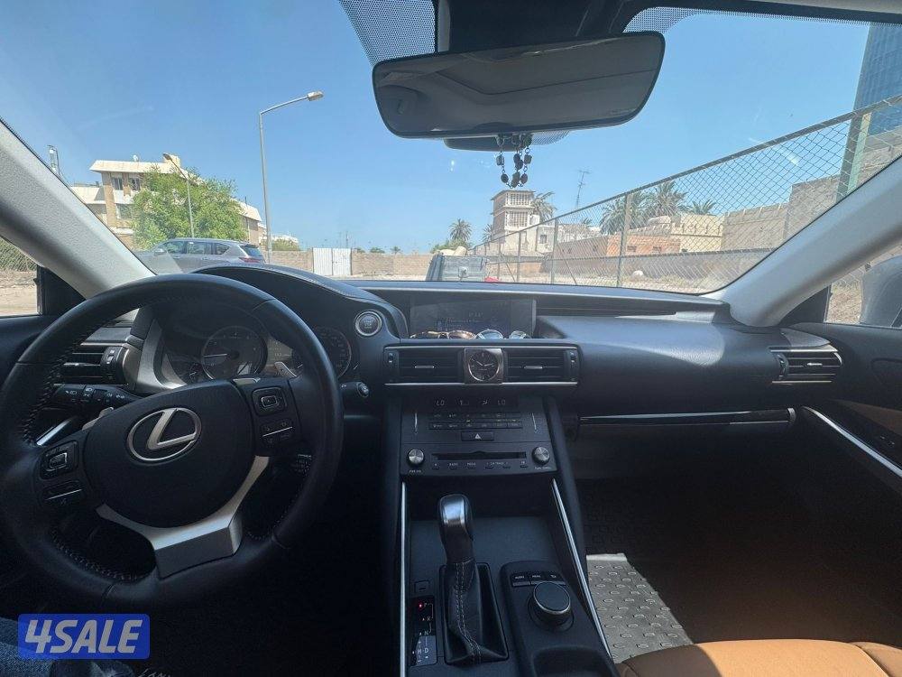 Lexsus IS 300 - model 2019 - 80000 km1