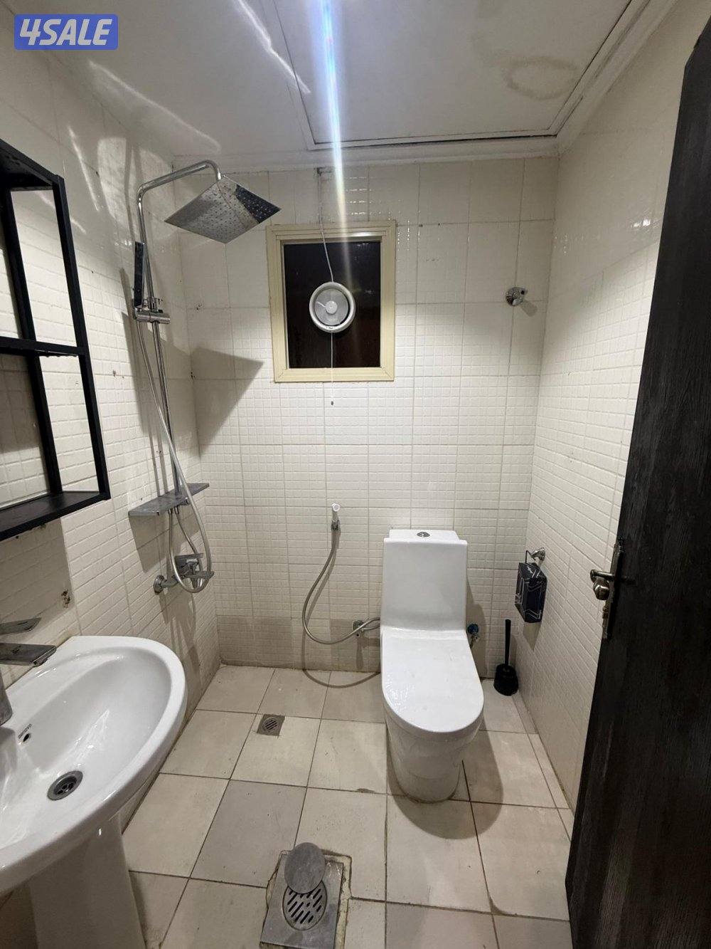 يوجد لدينا شقق للايجار سوبر لوكس فاضي وخلو غرفة صاله حمام مطبخ باركن س12