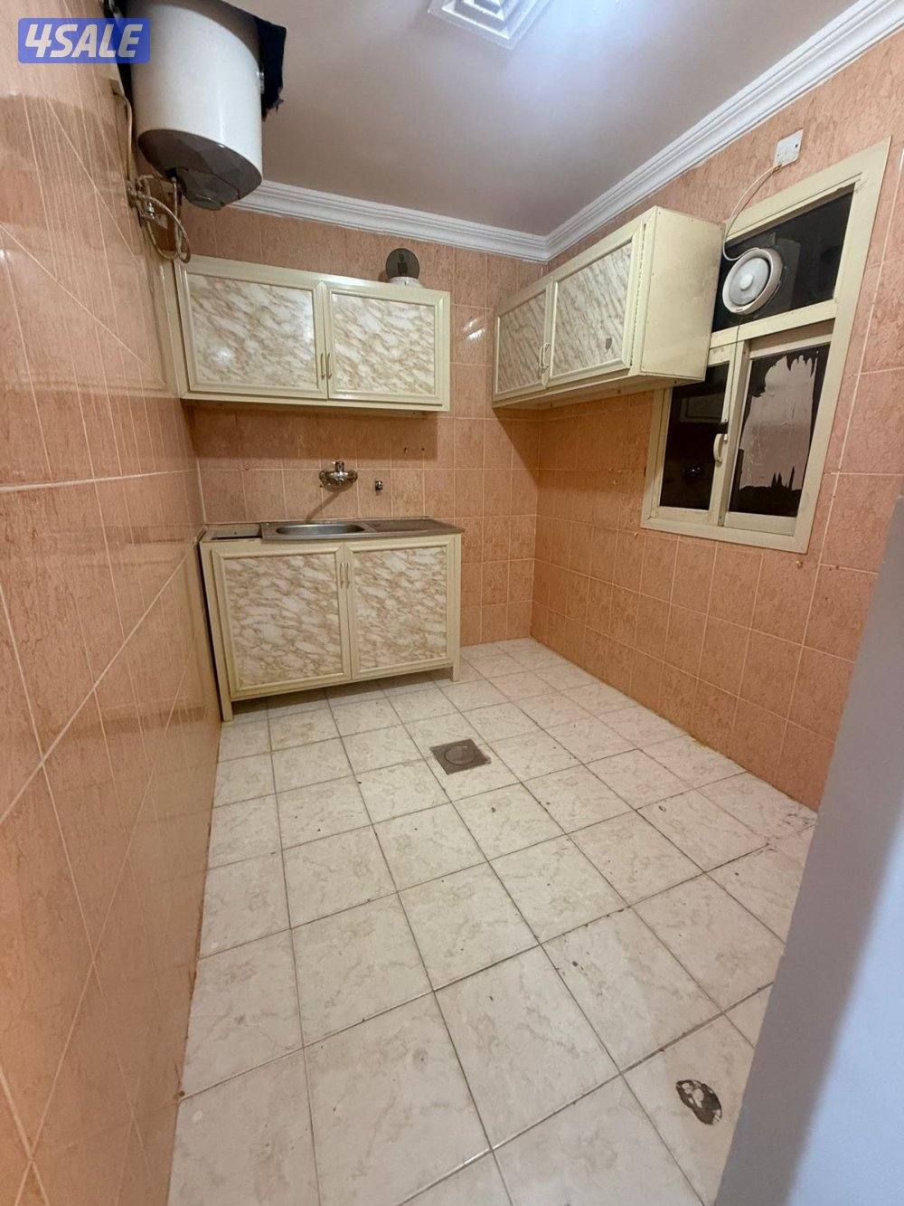 يوجد لدينا شقق للايجار سوبر لوكس فاضي وخلو غرفة صاله حمام مطبخ باركن س15