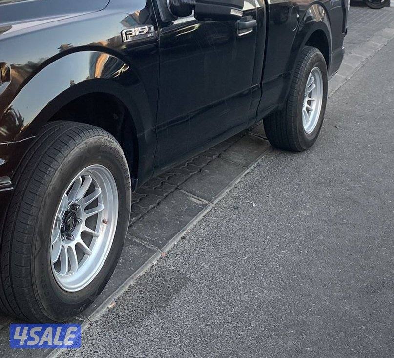 للبيع رنقات لنزو مع تواير شبه جديد اصليه حجم ١٨ كانت راكب ع فورد0