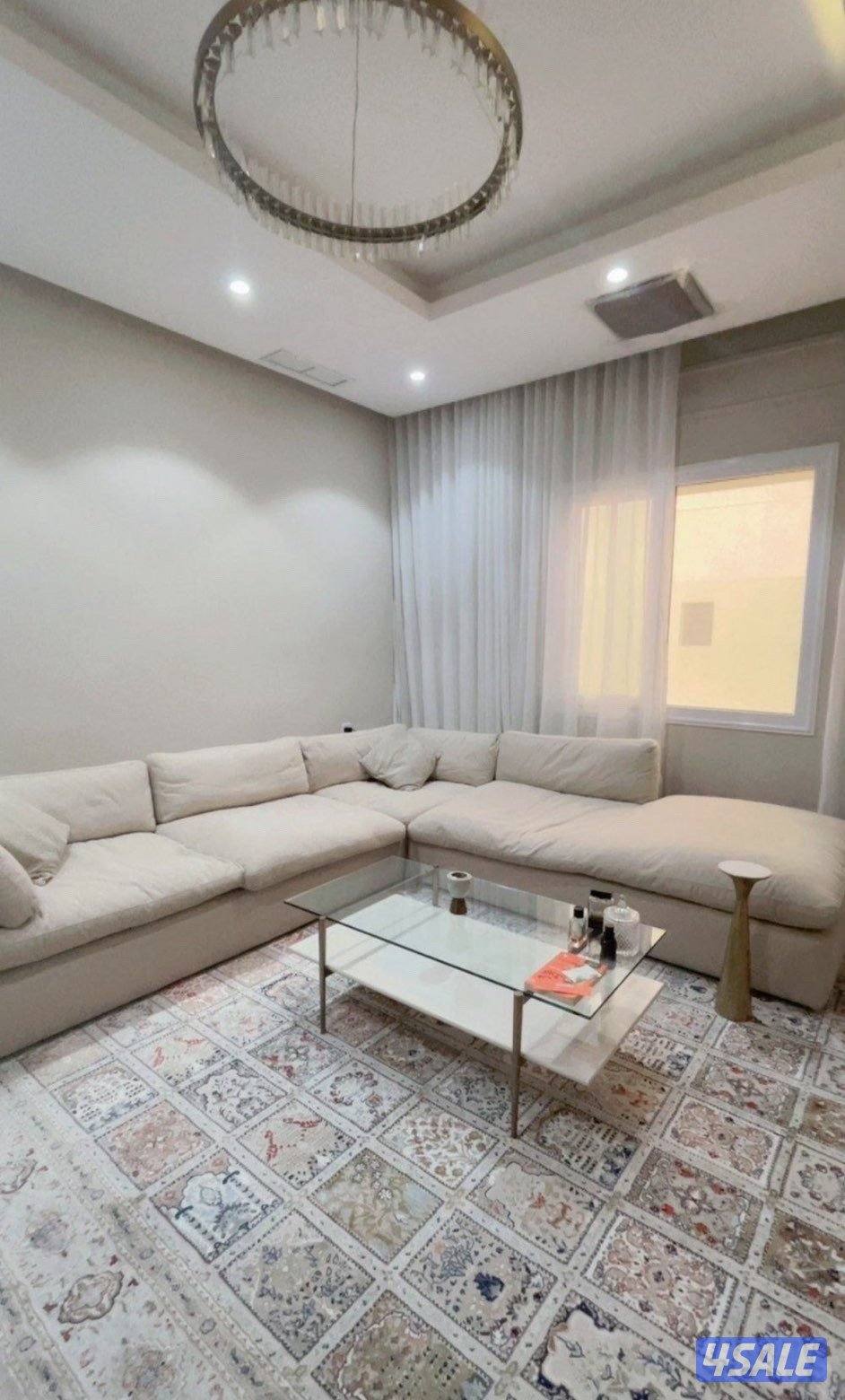 طاولة من ويست الم0