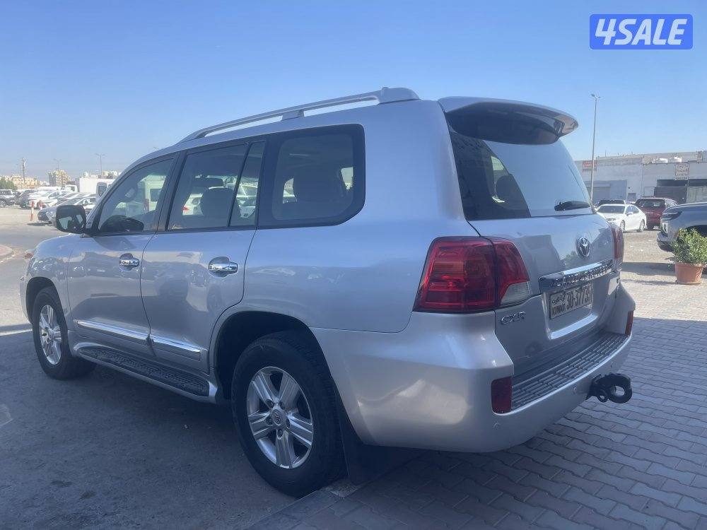 لاند كروزر GXR 2014 ماشي 362 الف كم صبغ الوكالة ما عدا قطعة واحدة2