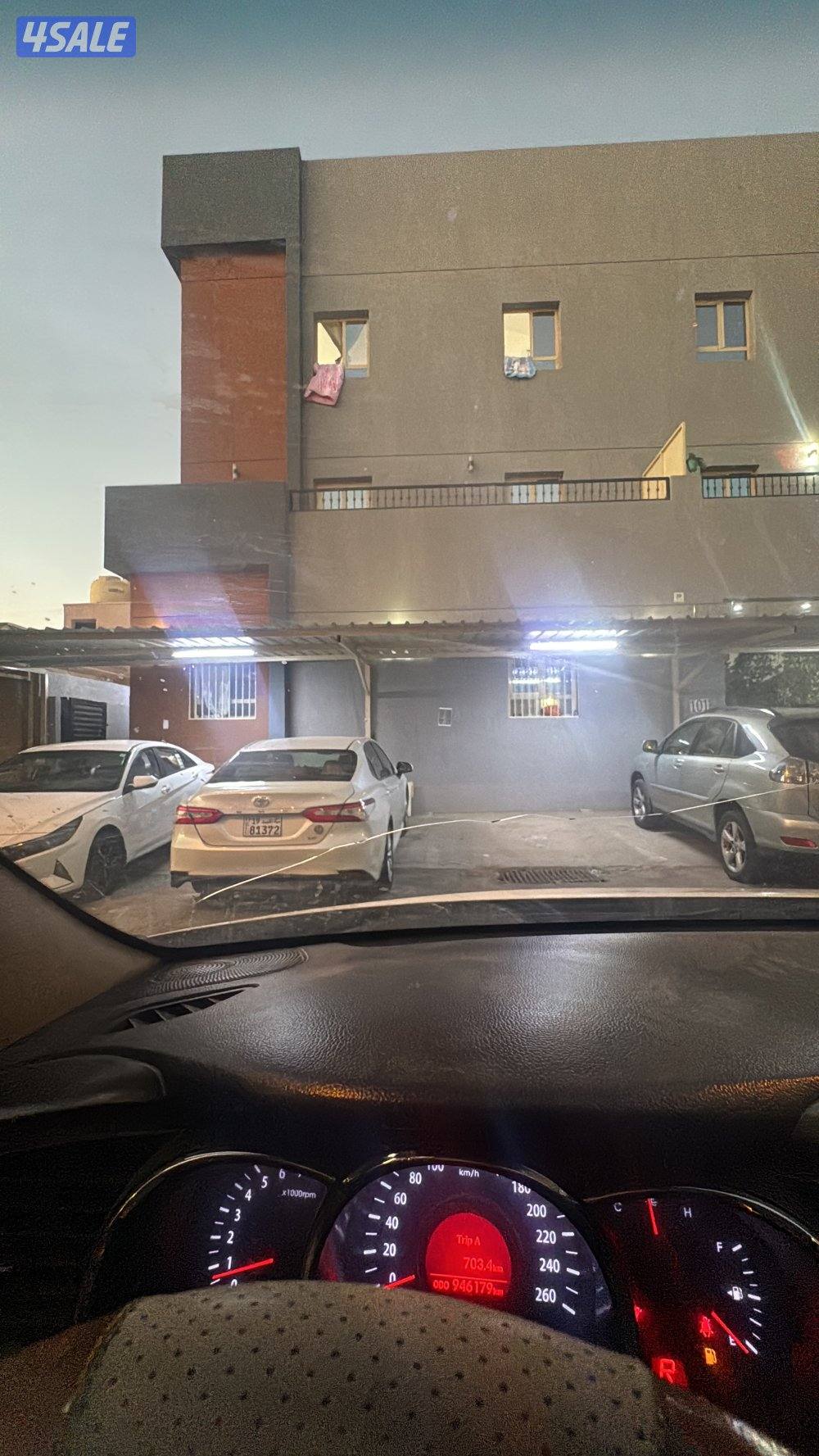 للايجار دور ارضي في صباح الناصر ويوجد شقق 3 غرف و2 غرفه وغرفه وصاله0