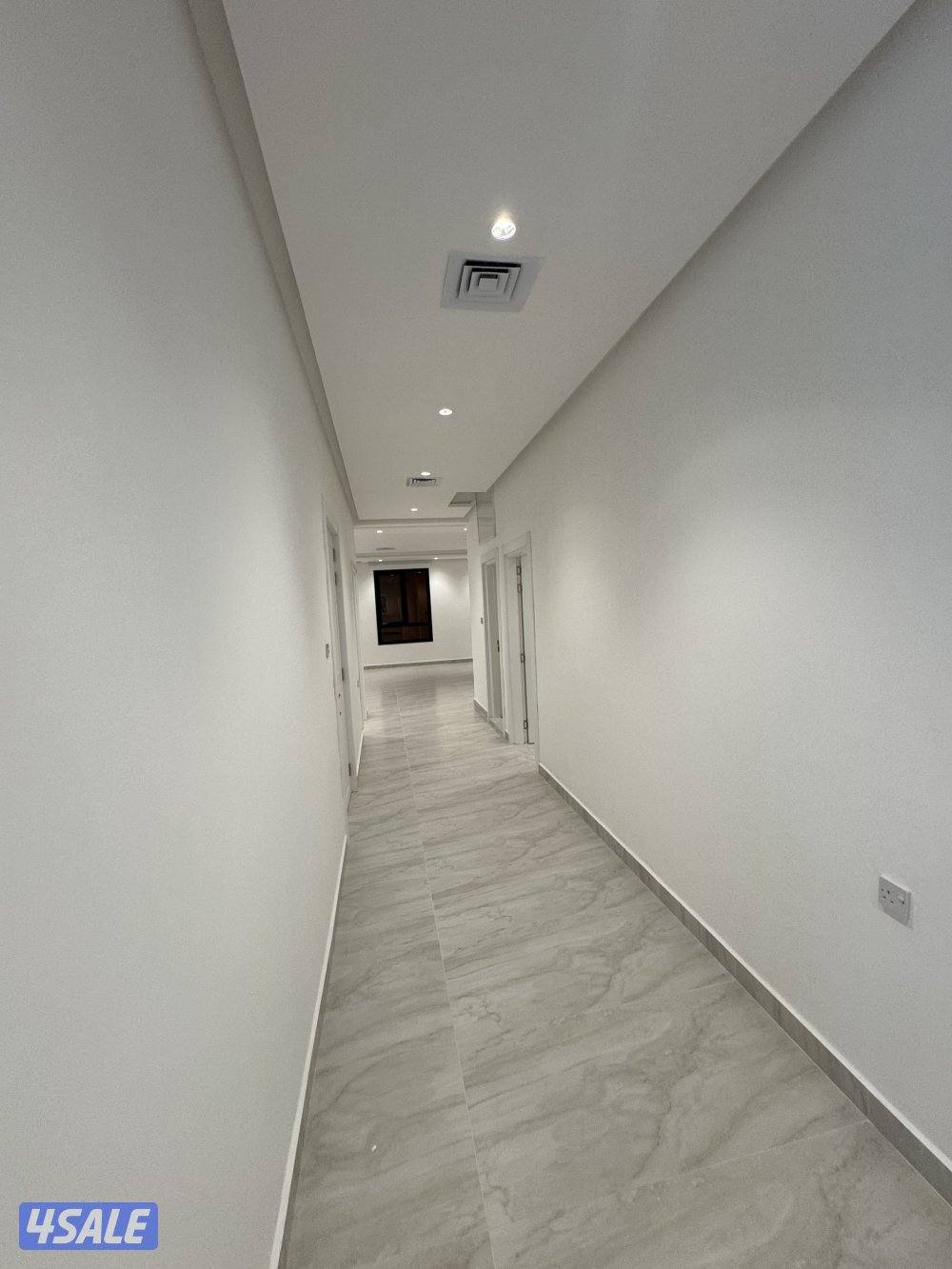 للإيجار دور اول في غرب عبدالله المبارك جديد لم يسكن1