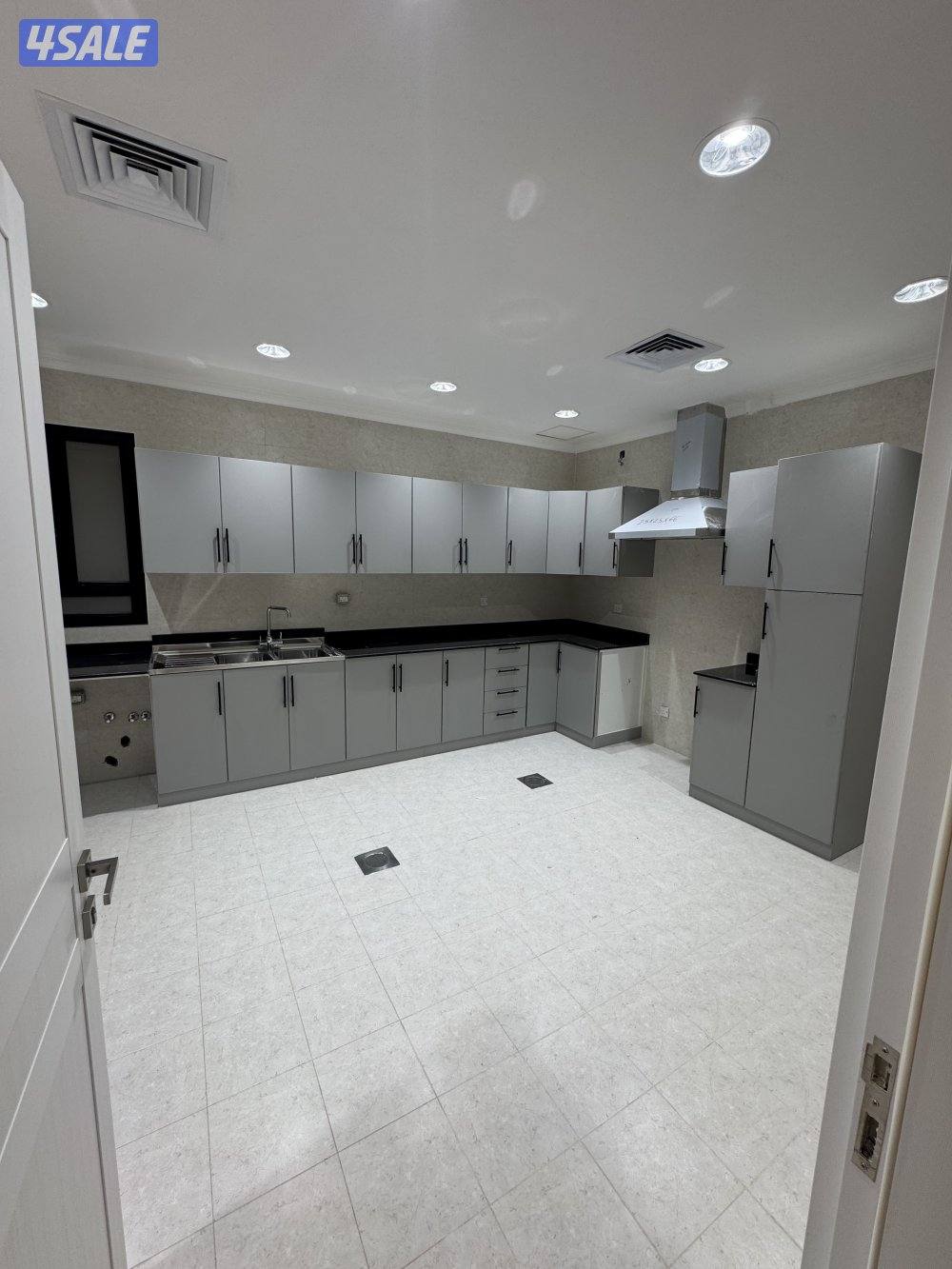 للإيجار دور اول في غرب عبدالله المبارك جديد لم يسكن2