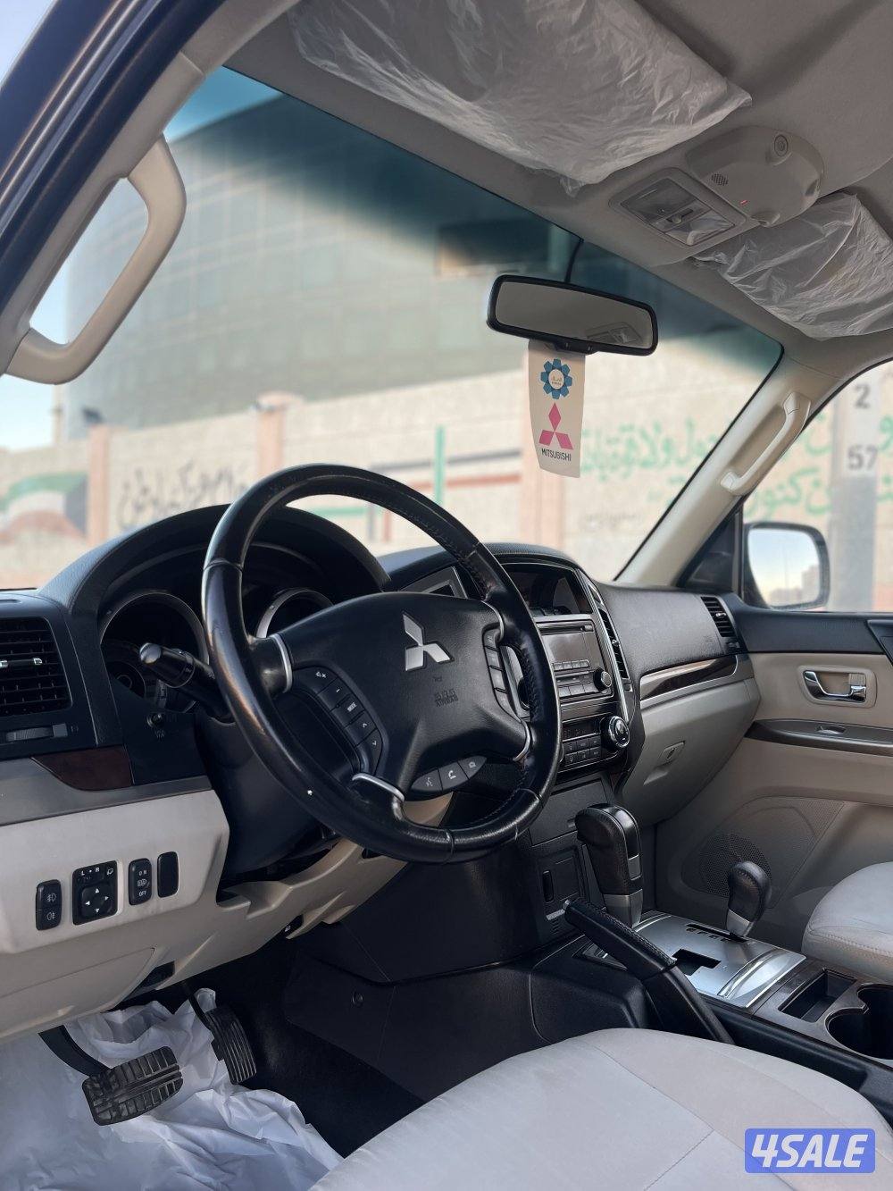 للبيع باجيرو موديل 2020 عداد 65 وارد الملا صبغ الوكالة شرط الفحص4