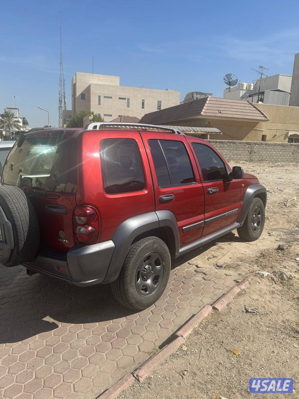 للبيع جيب شيروكي موديل ٢٠٠٥ بحالة جيدة جدا المكيف بارد جدا1