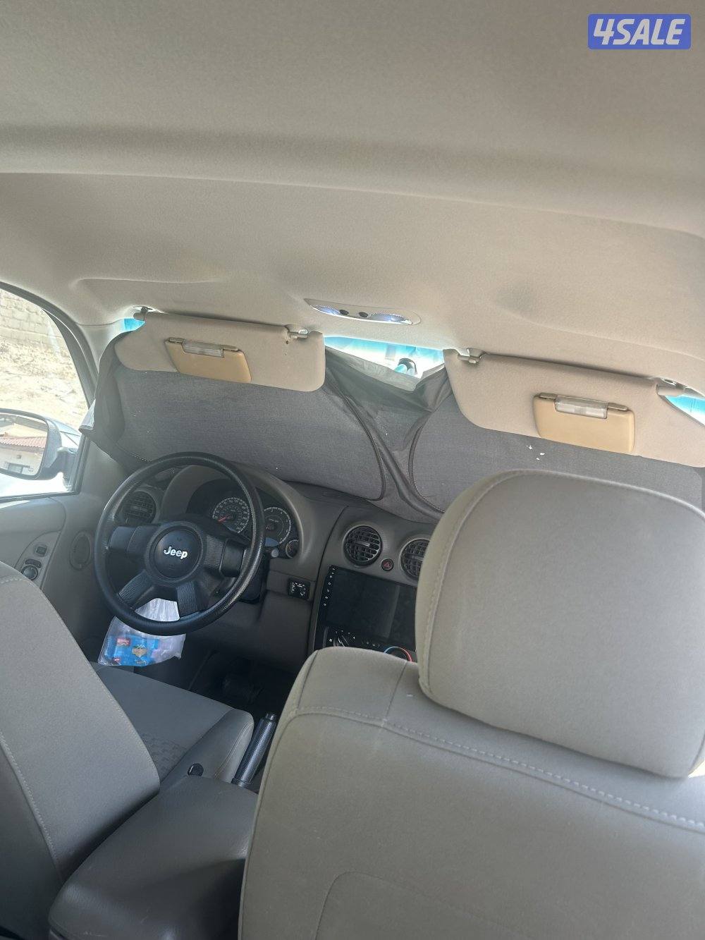 للبيع جيب شيروكي موديل ٢٠٠٥ بحالة جيدة جدا المكيف بارد جدا4