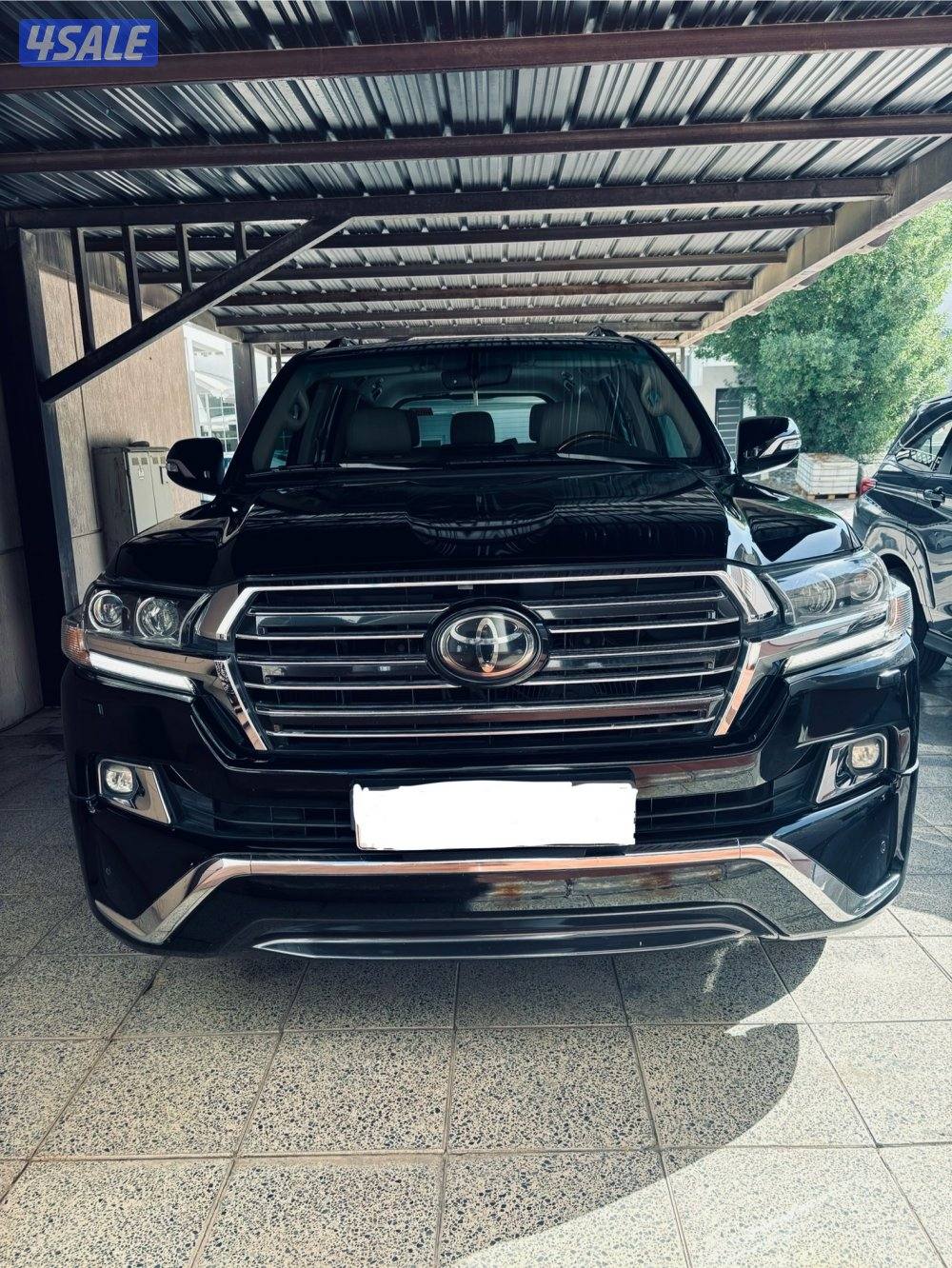 للبيع لاند كروزر Black Edition GXR 2018 بحالة ممتازة0