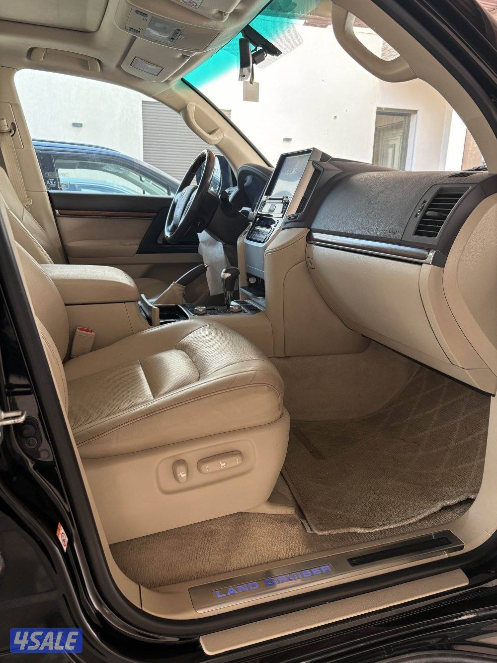 للبيع لاند كروزر Black Edition GXR 2018 بحالة ممتازة2