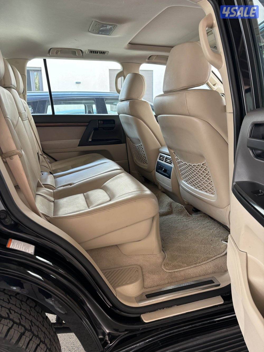 للبيع لاند كروزر Black Edition GXR 2018 بحالة ممتازة3