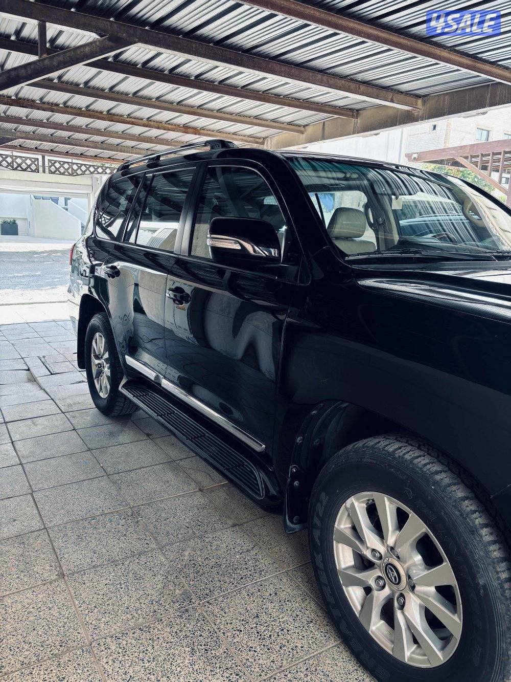 للبيع لاند كروزر Black Edition GXR 2018 بحالة ممتازة5