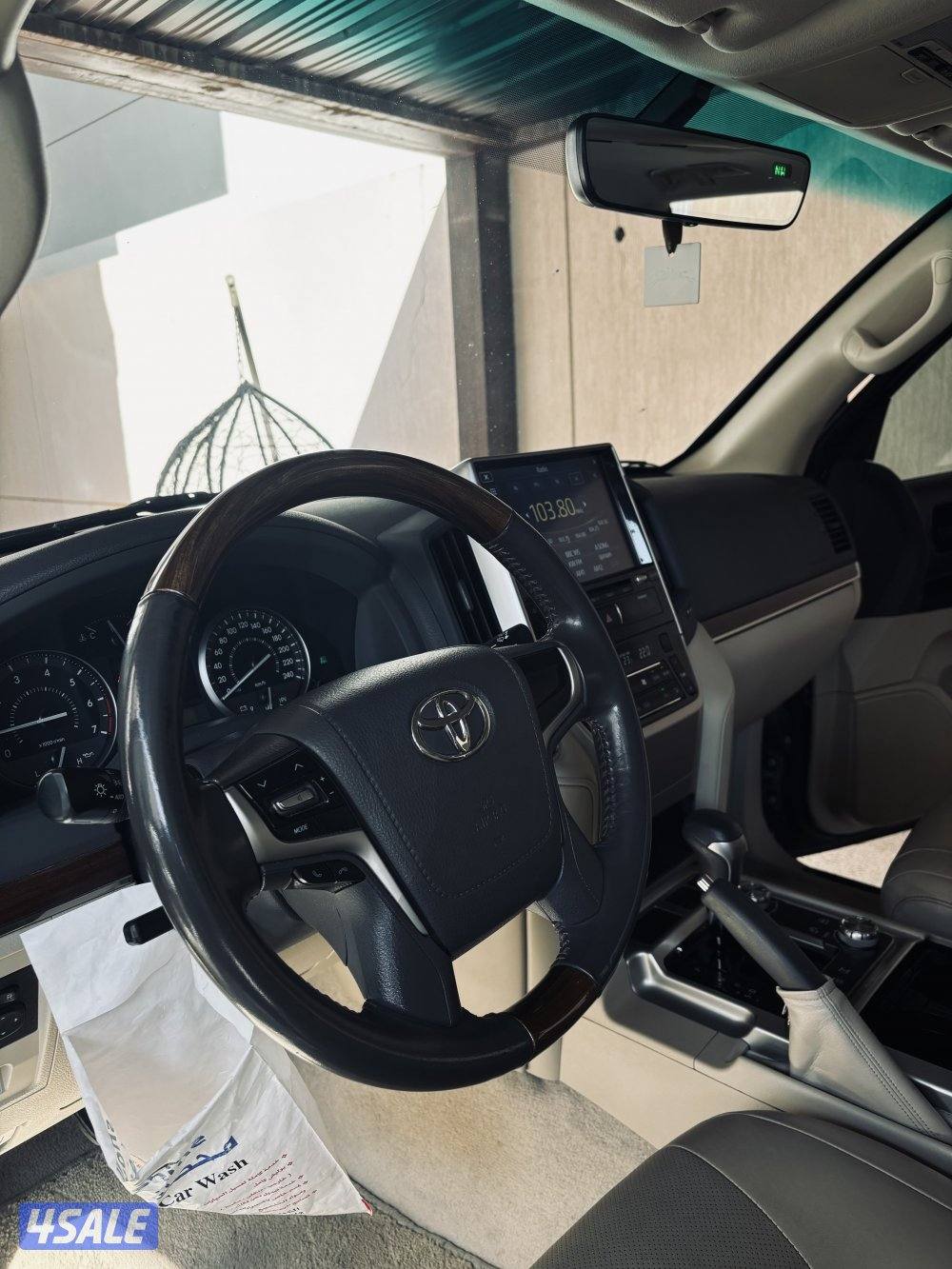 للبيع لاند كروزر Black Edition GXR 2018 بحالة ممتازة6