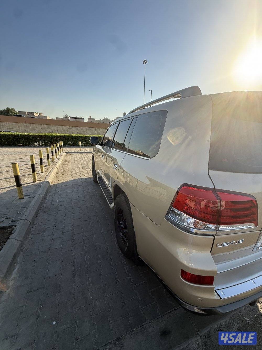 للبيع جيب لكسز 20101