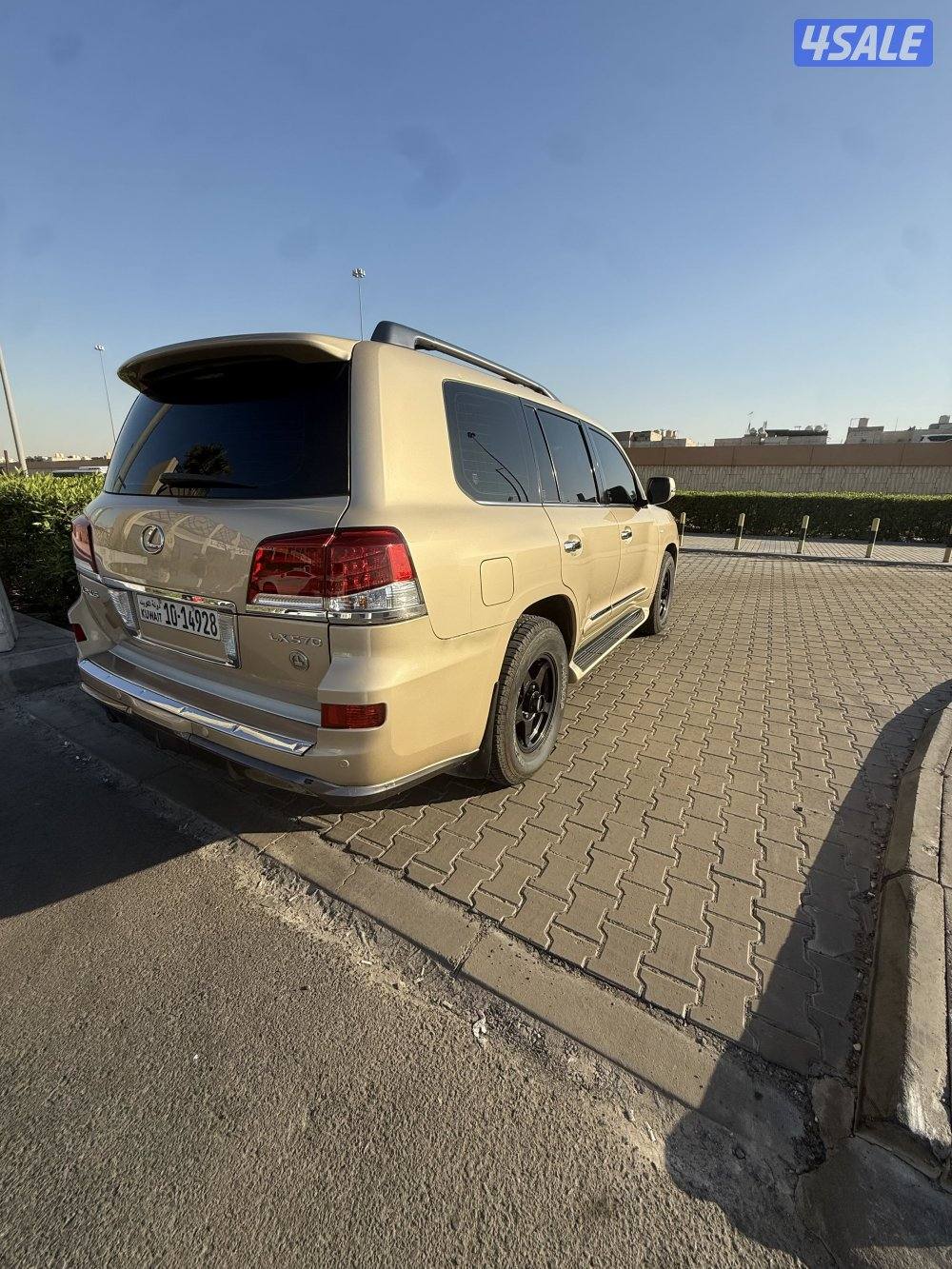 للبيع جيب لكسز 20103