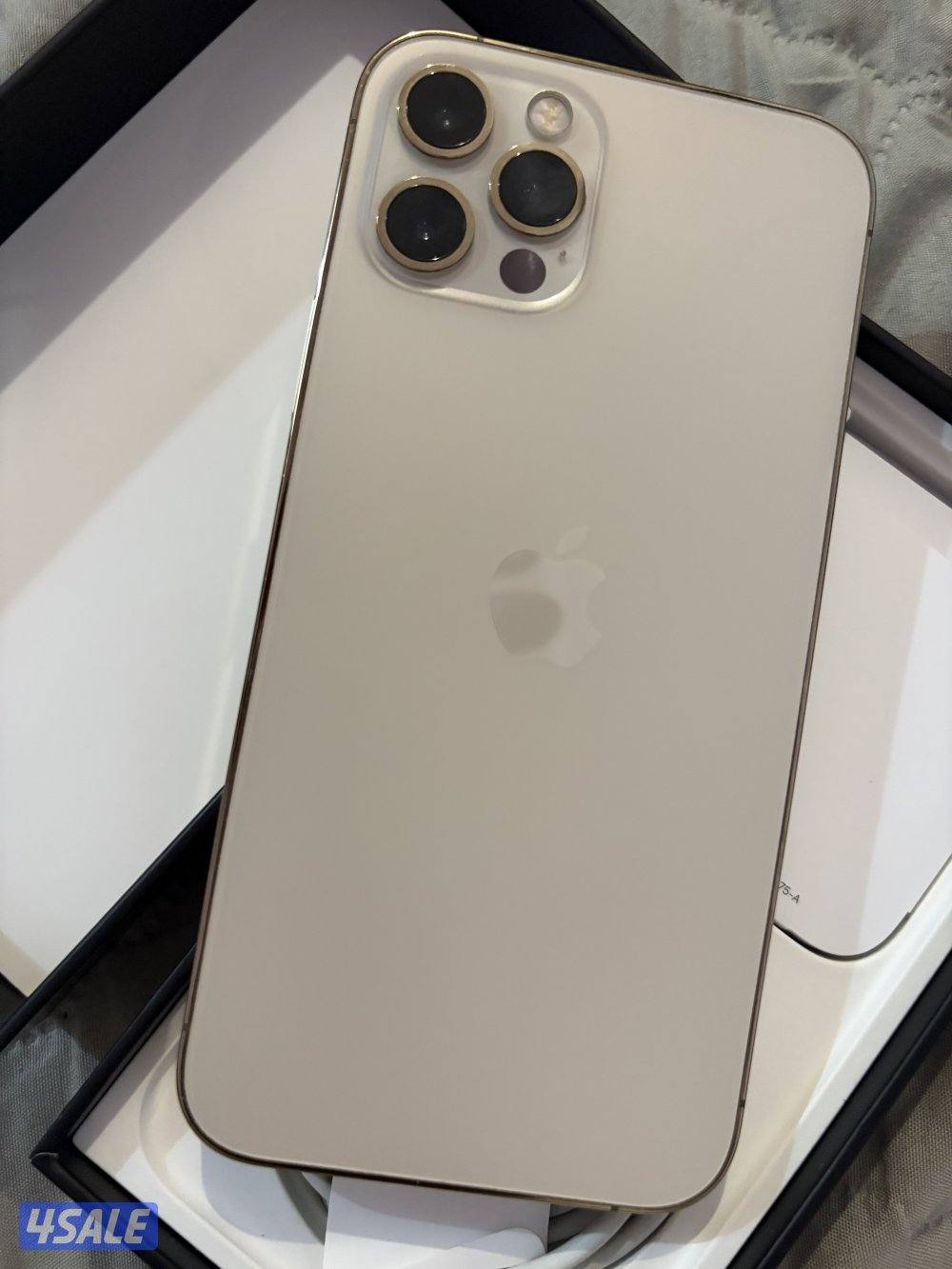 آيفون 12 ذهبي مثل الجديد بالضبط+ كفرين حمايه وستكر4