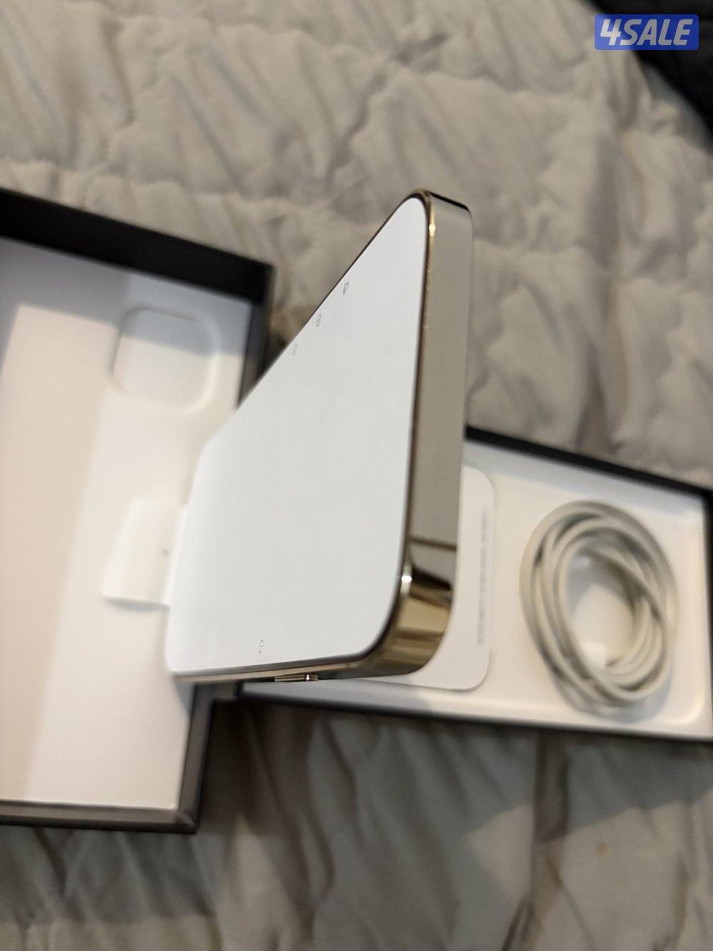 آيفون 12 ذهبي مثل الجديد بالضبط+ كفرين حمايه وستكر5