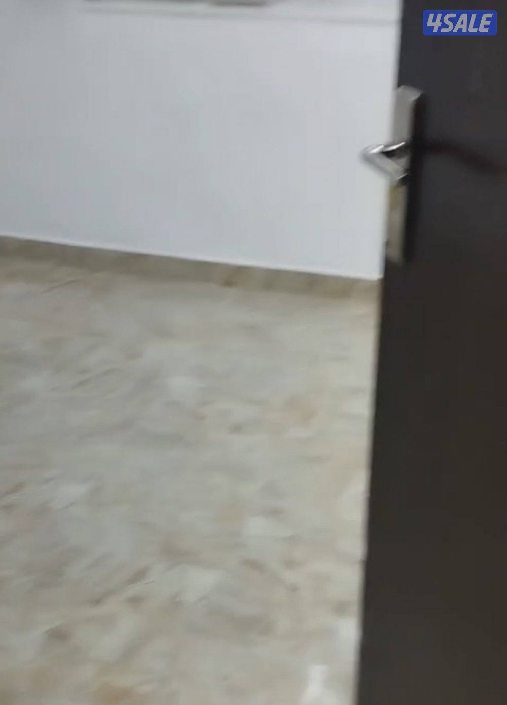 للايجار عماره 36 شقه في الفروانية شركات فقط0