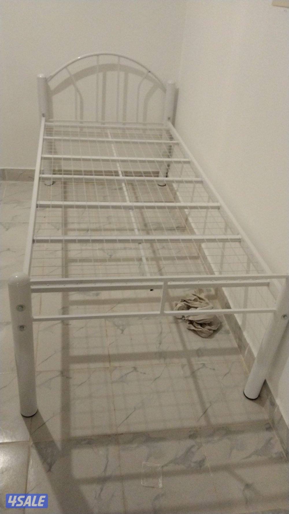 سرير حديد ومرتبه طبيه وبطانيه ومخده والملايات2