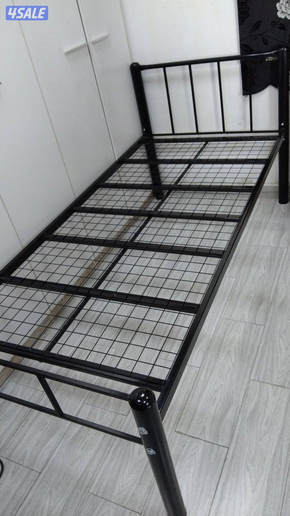 سرير حديد ومرتبه طبيه وبطانيه ومخده والملايات4