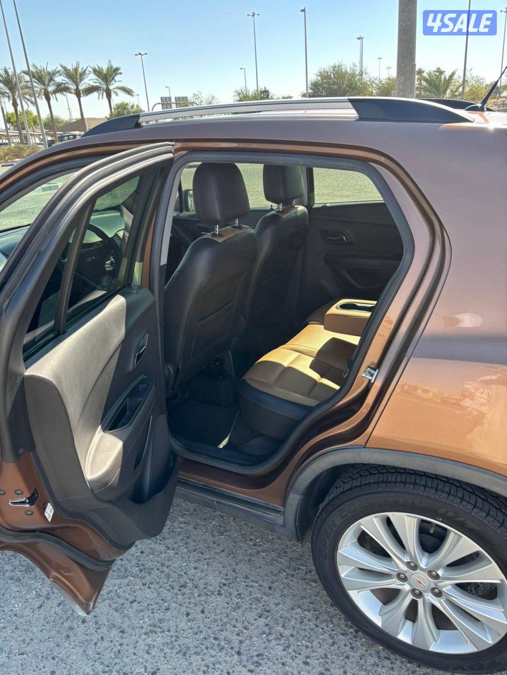 سيارة بحالة الوكالة نظيفة جداً ماشيه 40 الف استعمال يومي9