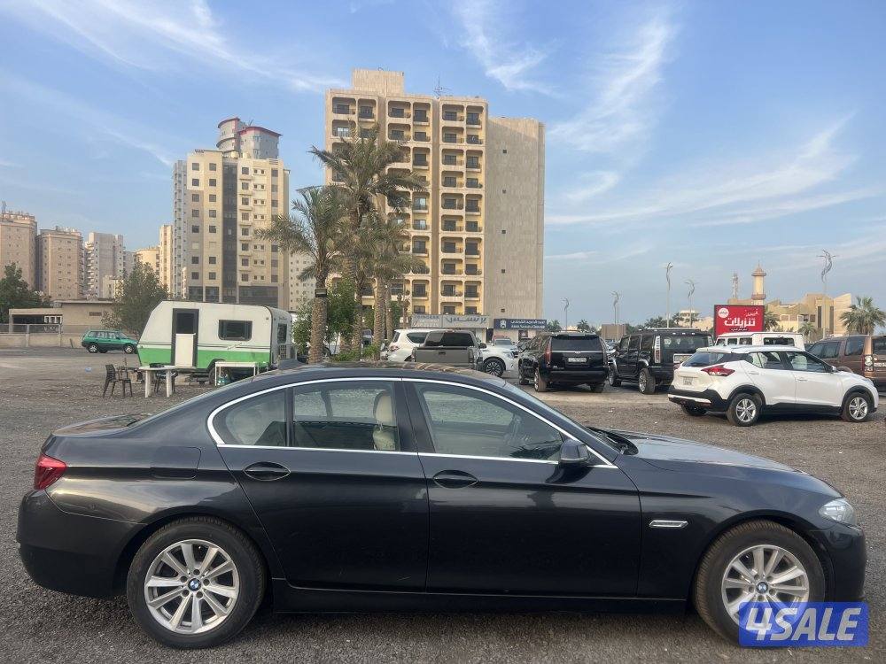 بي ام دبليو 520 اسود 2015 ماشي 200 الف بحاله ممتازه فحص بالكامل4