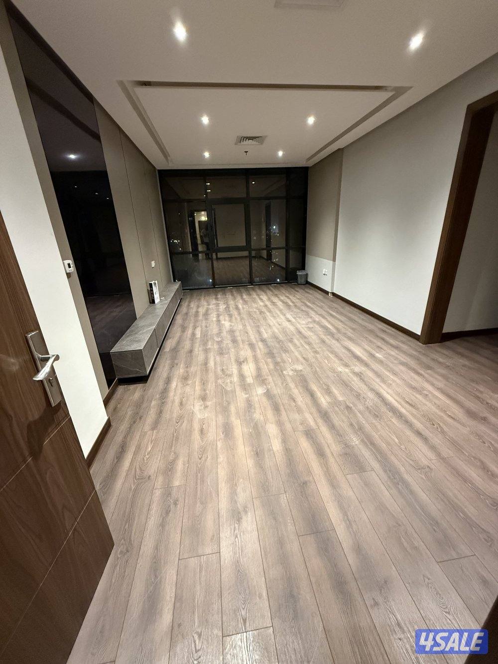 شقه 3غرف وصاله وحمامين ومطبخ بها غرفه ماستر1