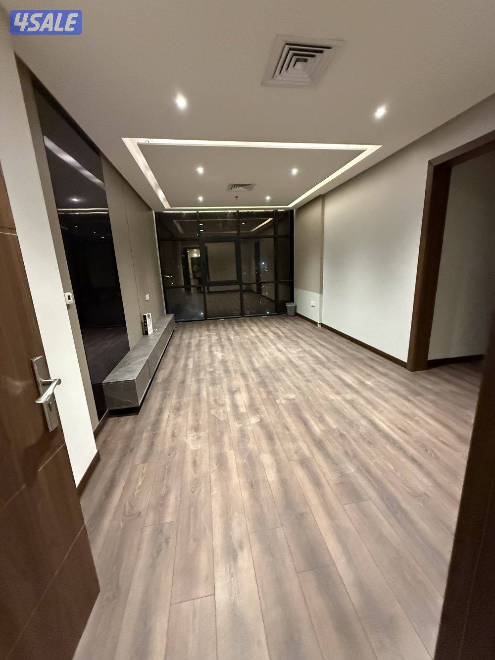 شقه 3غرف وصاله وحمامين ومطبخ بها غرفه ماستر2