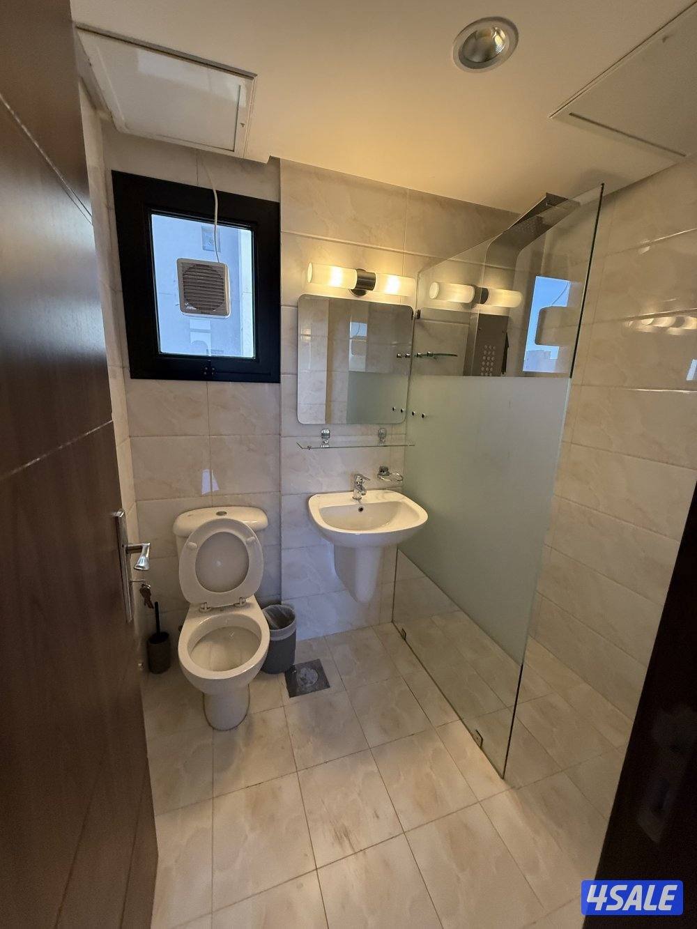 شقه 3غرف وصاله وحمامين ومطبخ بها غرفه ماستر6