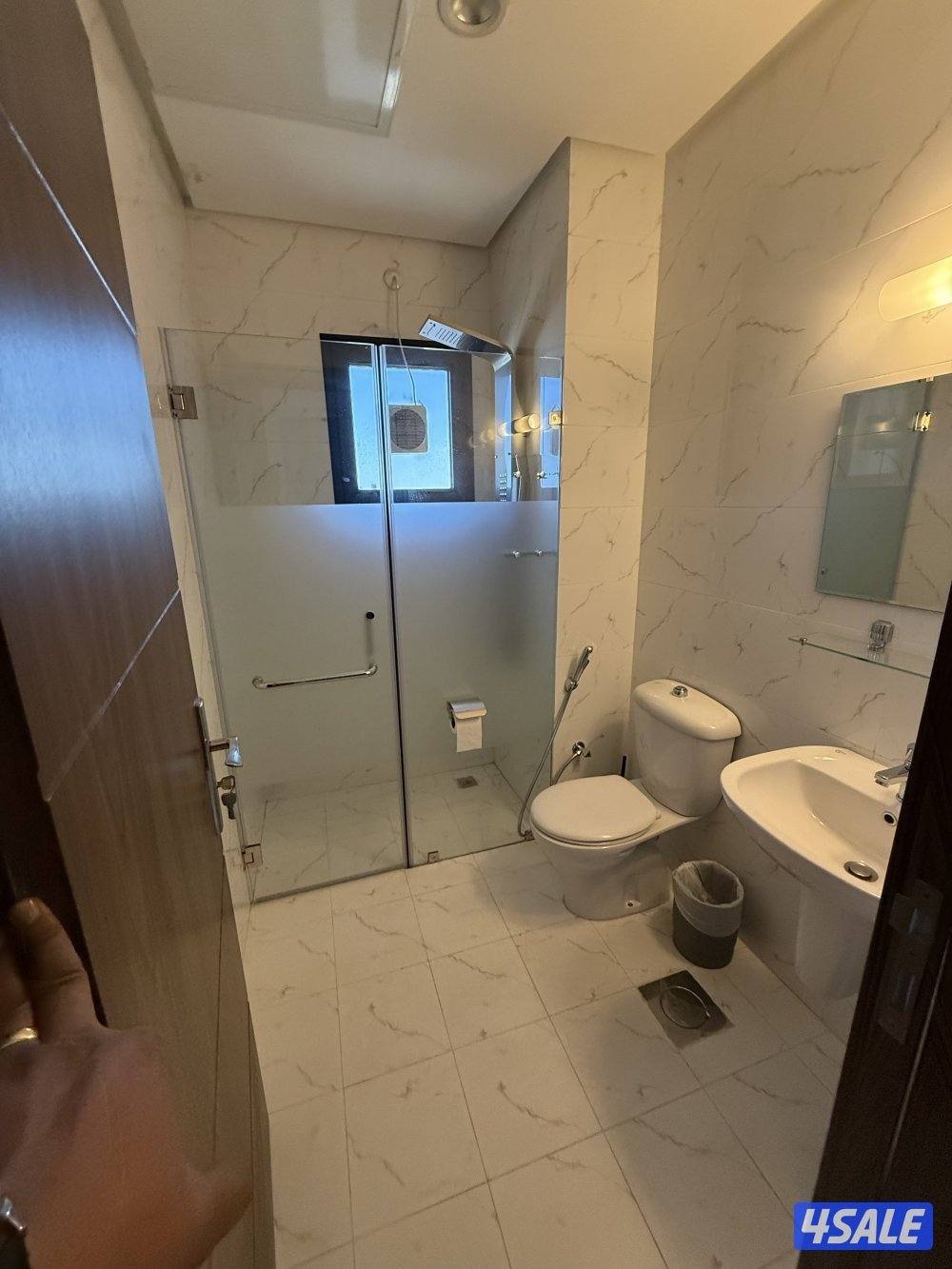 شقه 3غرف وصاله وحمامين ومطبخ بها غرفه ماستر5