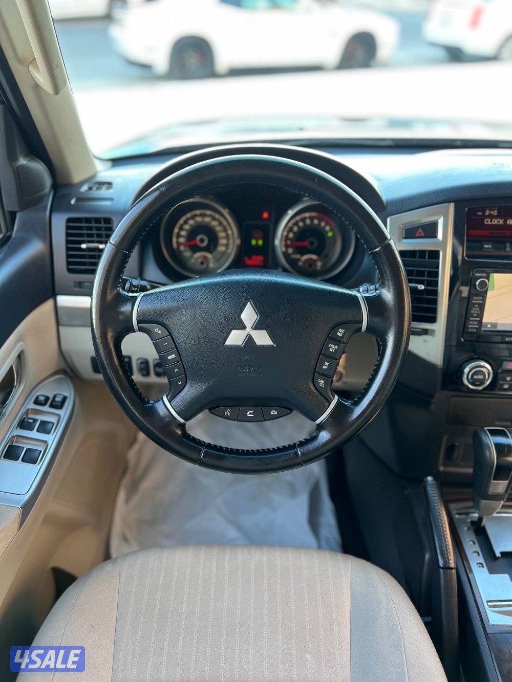 باجيرو 2015 ماشي 150 الف بحالة الوكاله صبغ الوكاله شرط الفحص10