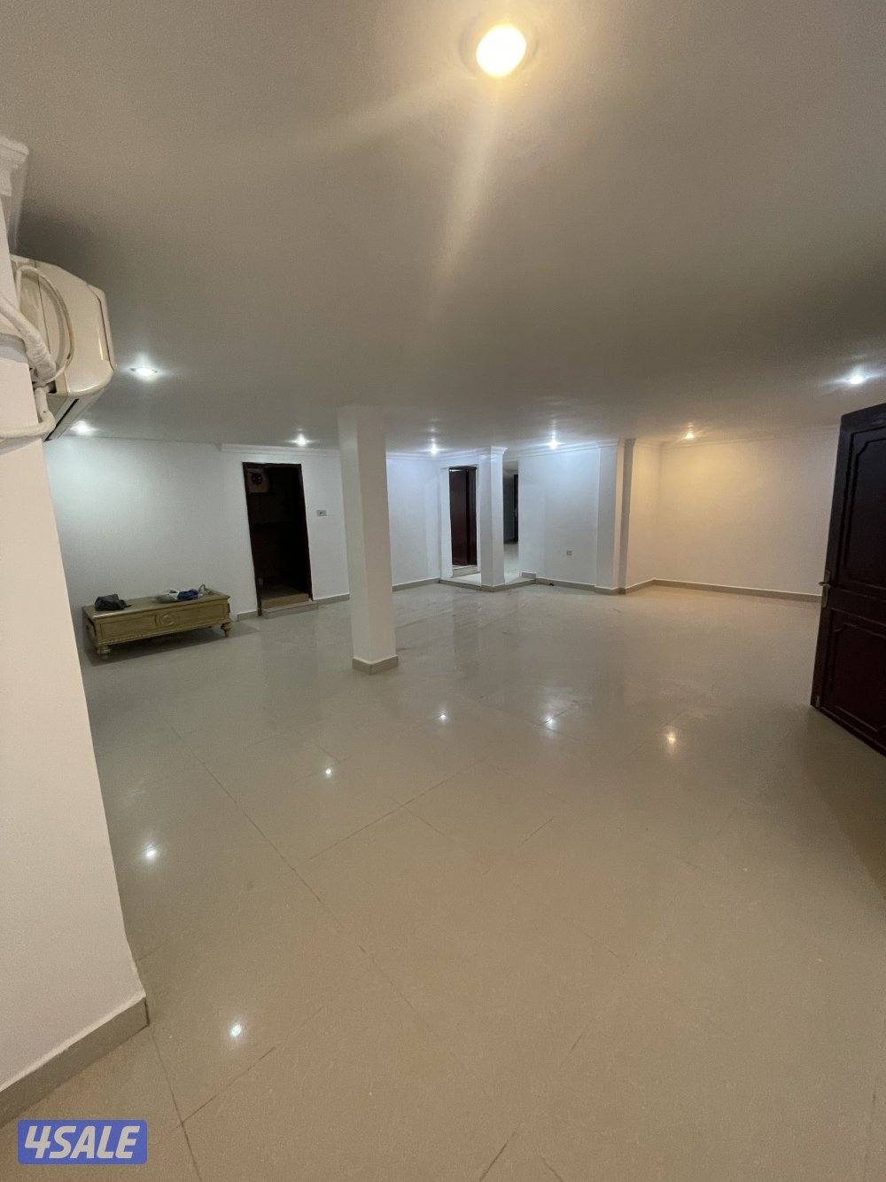 دور الاول كامل ٥ غرف ٣ حمامات وصاله كبيرة ومطبخ0