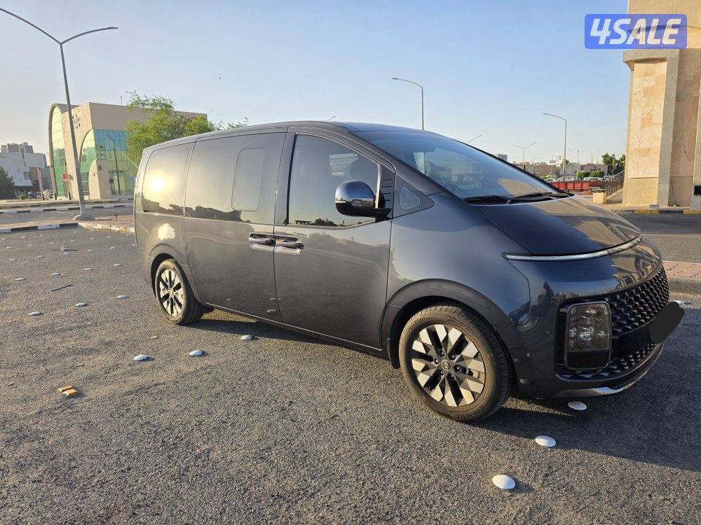 هيونداي ستاريا موديل 2025 الممشى 5515 كيلومتر
اللون رمادي داكن والداخل2