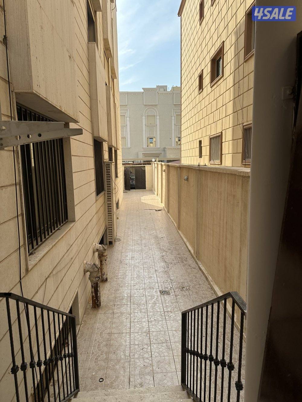 للإيجار دور ارضي بسلوئ مع حوش0