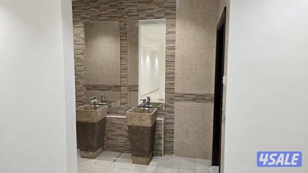 بيت كامل مع حمام سباحة وسرداب للإجار4