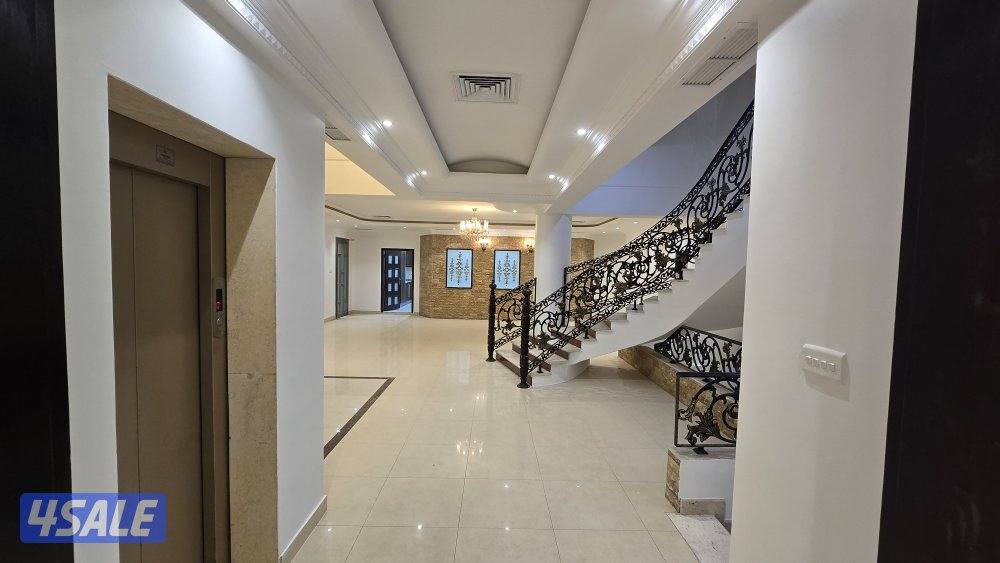 بيت كامل مع حمام سباحة وسرداب للإجار0