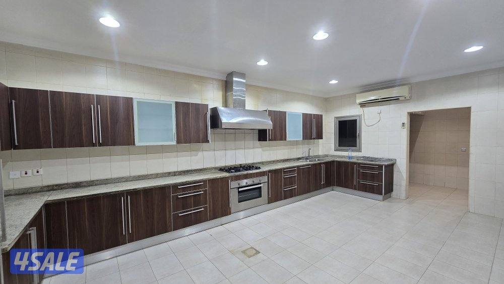 بيت كامل مع حمام سباحة وسرداب للإجار10