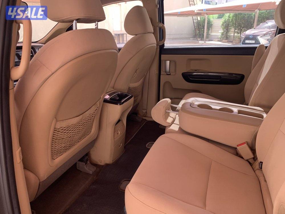 للبيع كيا كرنفال موديل ٢٠١٧ ماشي ١٨٠ ألف كم1