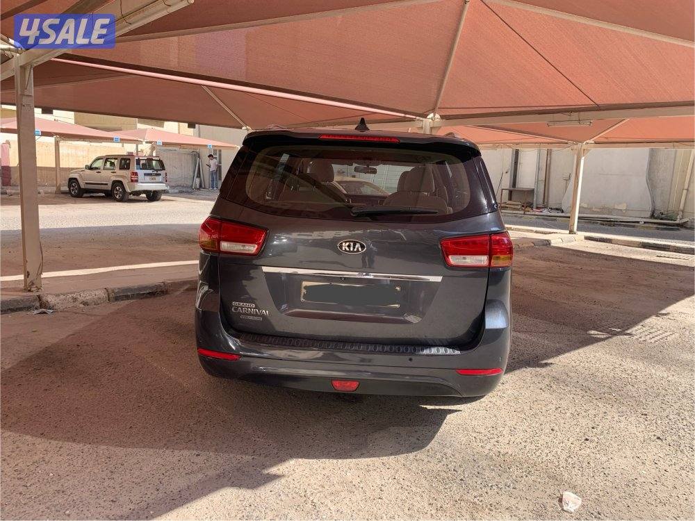 للبيع كيا كرنفال موديل ٢٠١٧ ماشي ١٨٠ ألف كم6