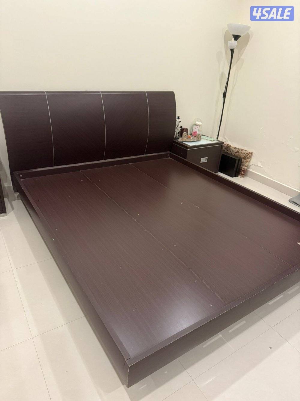 Full bedroom غرفة نوم كاملة سرير مجوز تسريحة ٢ كومودينو خزانة ٦ أبواب2