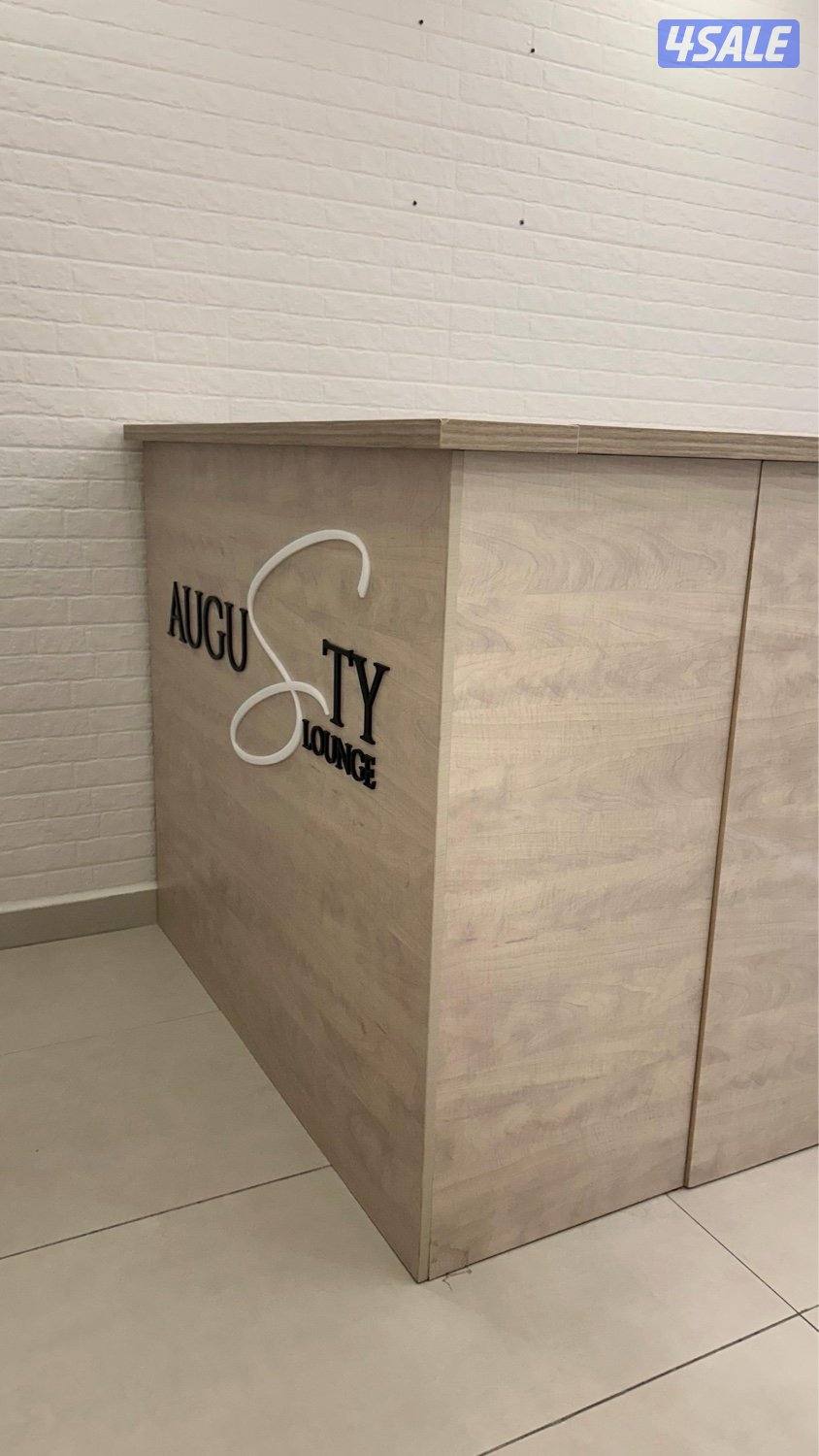 للبيع 3 كراسي مع سنادات الرجل نظاف جداً مع رسبشن وستاند شعر3