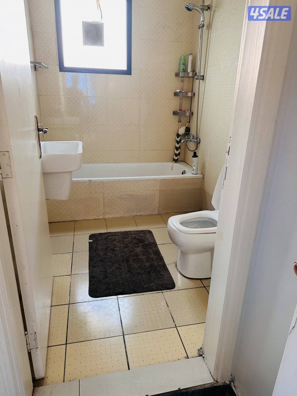 للبيع شقه مفروش عالبحر ابوحليفه  غرفتين حمامين صاله ومطبخ طريق لساحلي5