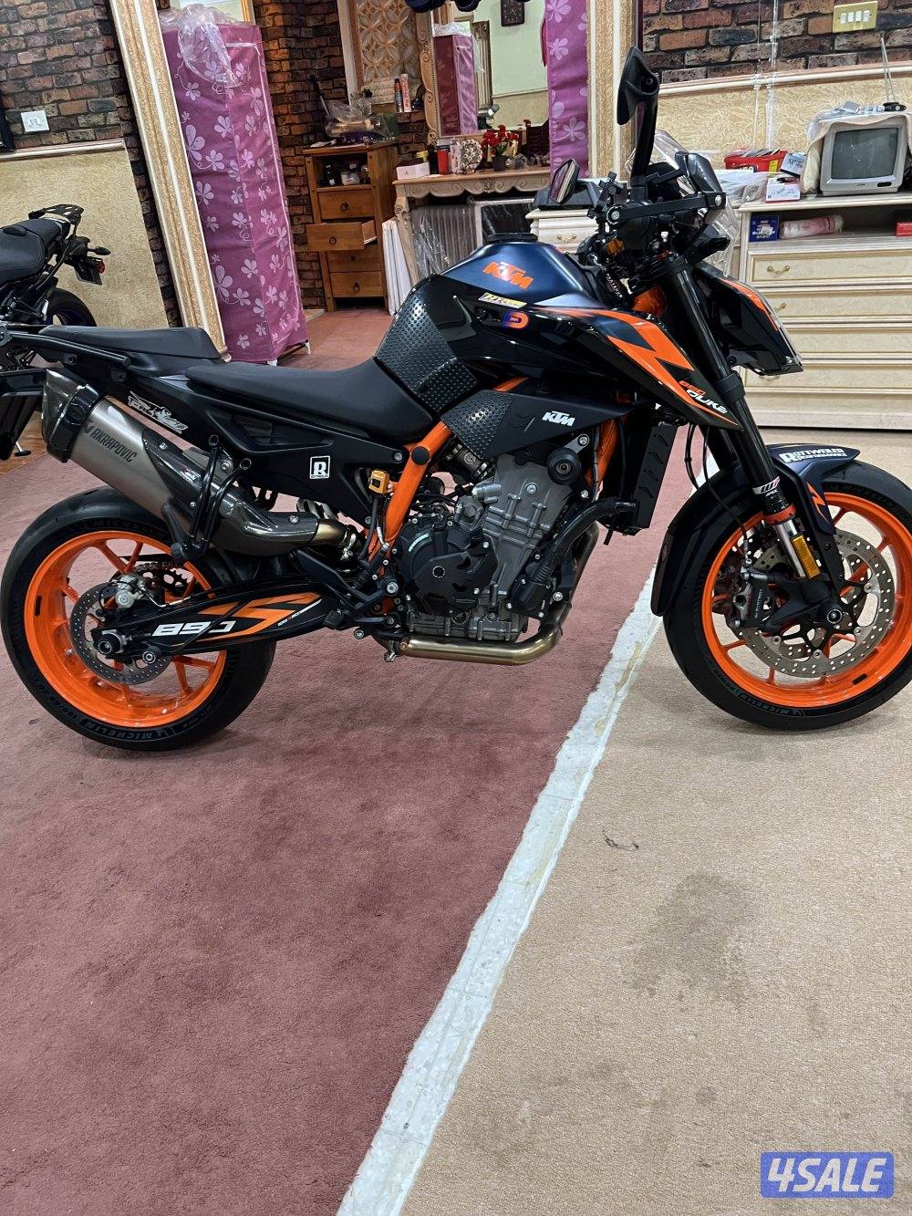 2022 KTM Duke 890R, 4000 klm, Full options. Wheels and frame Slider.0