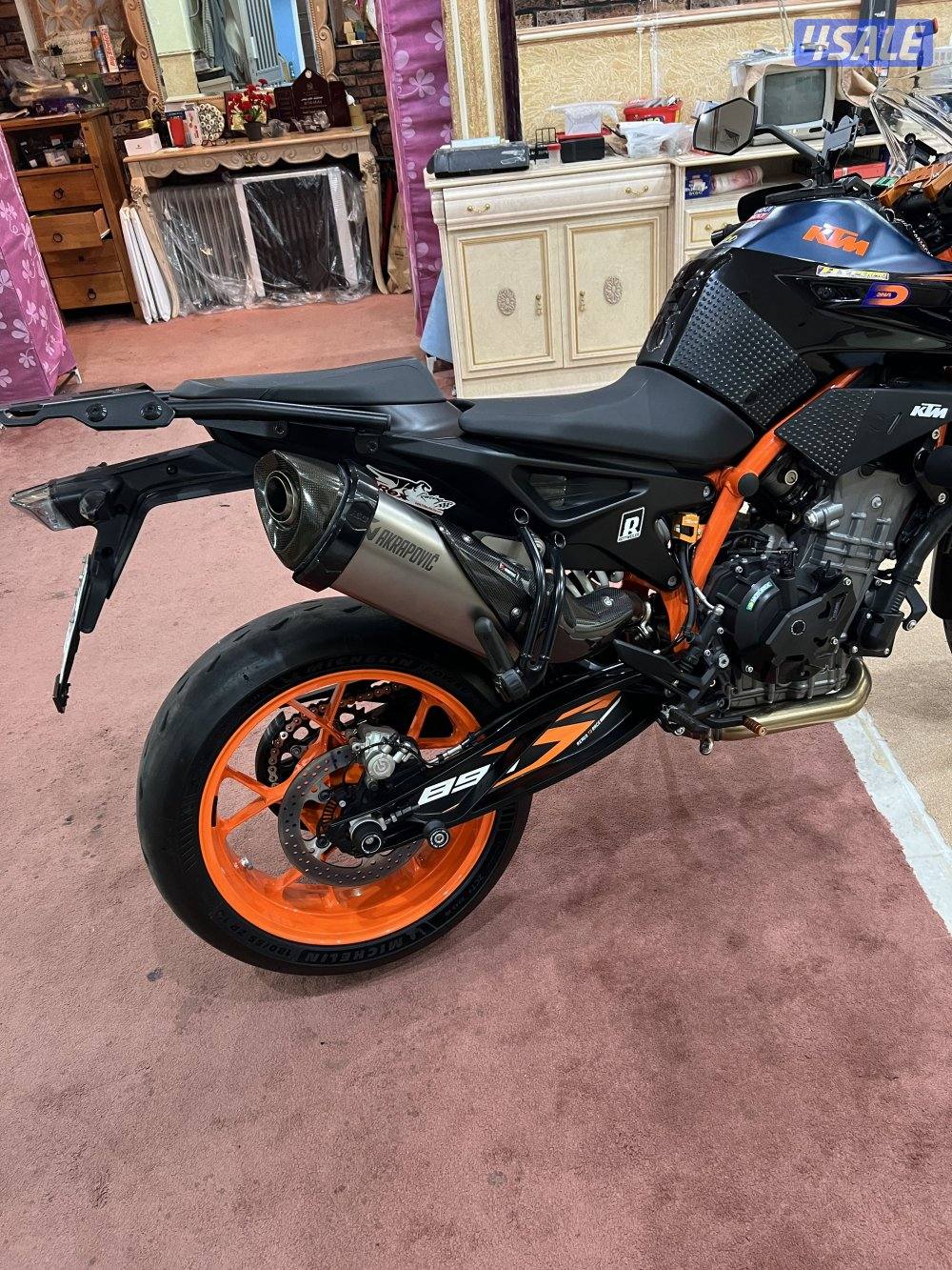 2022 KTM Duke 890R, 4000 klm, Full options. Wheels and frame Slider.3