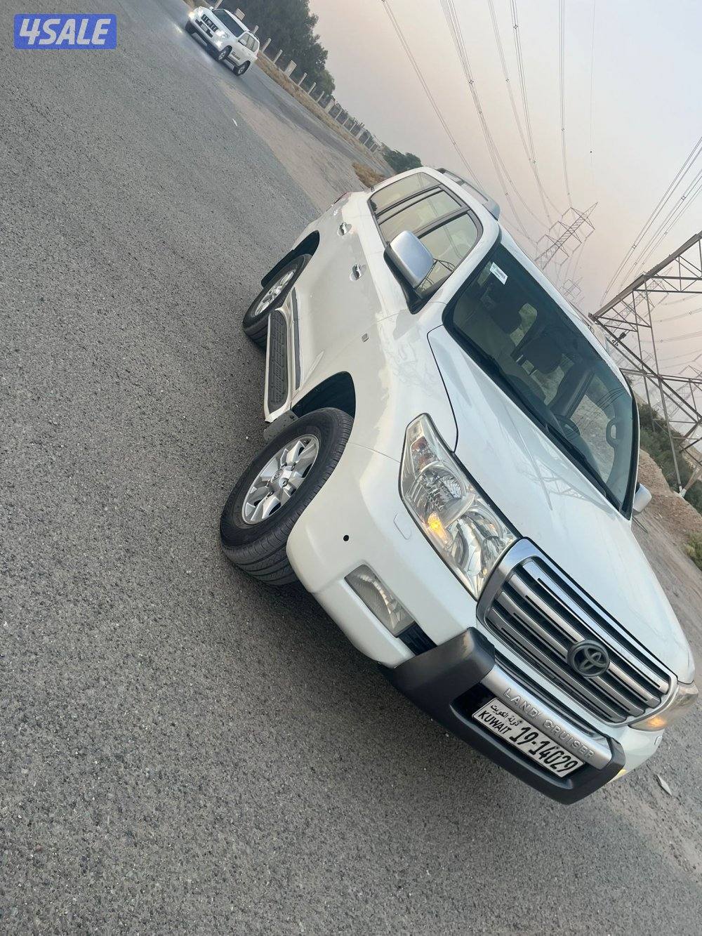 للبيع لاند كروزر ٢٠٠٩ ابيض صدفي ماشي ٦٤٩ الف كامل المواصفات فتحه4