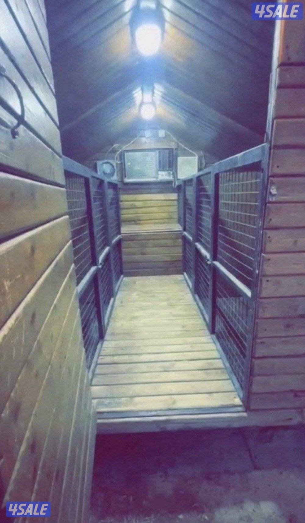 بيت خشبي داخله 4 قفاصه وتكيف وشفاطين و مخزن بحاله ممتازه 🏠1