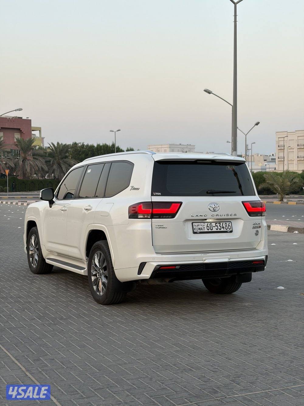 لاندكروزر ايرو اس توين تيربو4