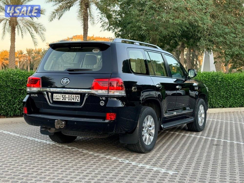 للبيع لاند كروزر GXR موديل 2021 صبغ الوكاله ماشي 72 ألف المالك الأول4