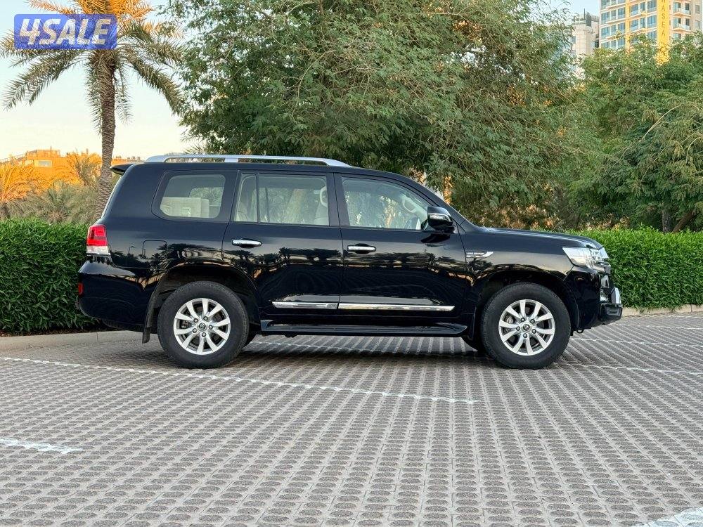 للبيع لاند كروزر GXR موديل 2021 صبغ الوكاله ماشي 72 ألف المالك الأول5