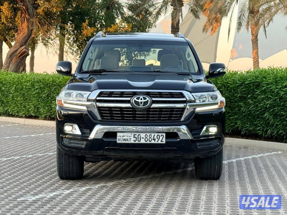 للبيع لاند كروزر GXR موديل 2021 صبغ الوكاله ماشي 72 ألف المالك الأول6